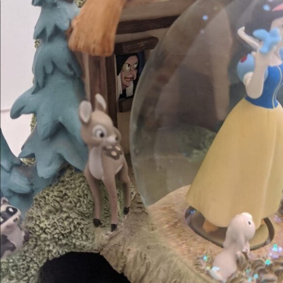 Disney SNOW WHITE & SEVEN DWARVES large Music SNOW GLOBE collectible holidays - Picture 8 of 13